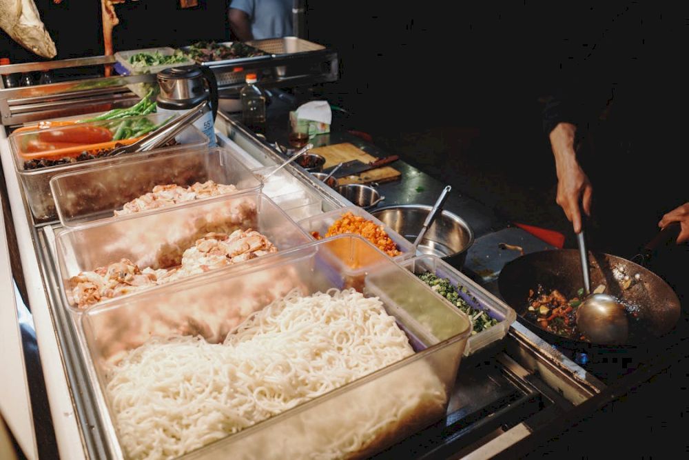 Save these tips to confidently enjoy the cuisine on the streets of Shanghai (Source: Pexels)